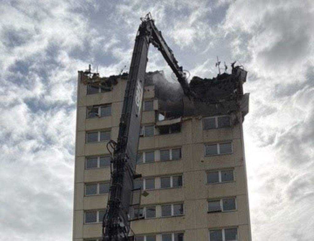 Demolition of Hull's Boothberry Flats begins 